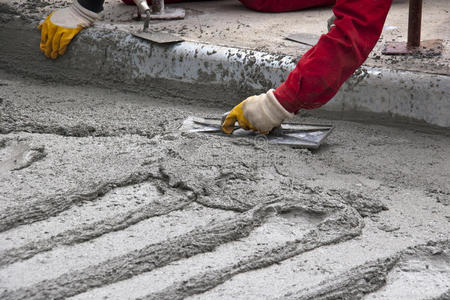 在桥上浇注道路混凝土