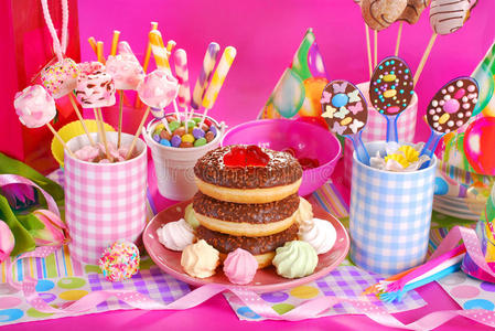 购物车有鲜花儿童生日聚会桌,有鲜花和糖果照片