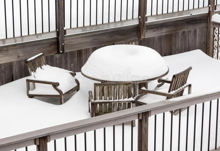 户外桌椅大雪纷飞