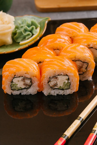 日本传统寿司卷，配姜和辣芥末