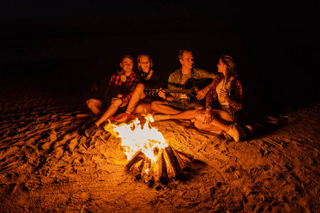 篝火和海滩图片