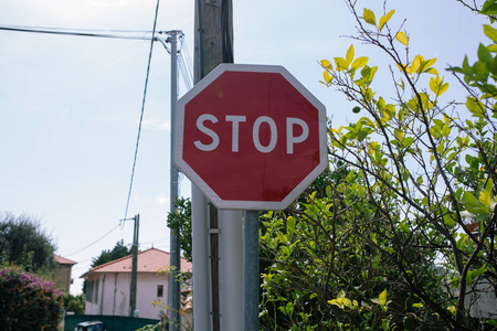 南欧城市街道上的路标