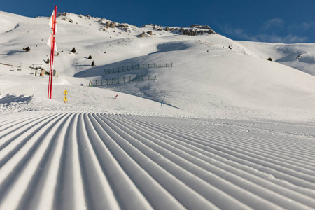 白云石滑雪区，有美丽的斜坡。在阳光明媚的日子里，冬天是空的滑雪坡。 瓦尔迪菲姆奥贝雷根。 很奇怪