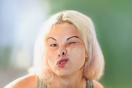 女人的脸压在玻璃或窗户上照片