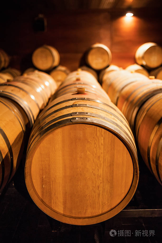 装有酒的木桶在地窖里光线昏暗