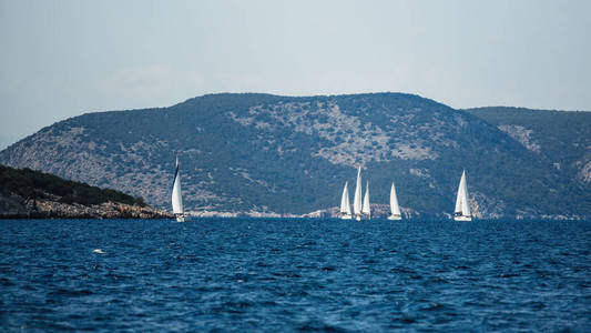 帆船参加了爱琴海希腊岛屿集团的游艇。