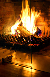 燃烧的壁炉。壁炉作为一件家具。圣诞新年概念装饰