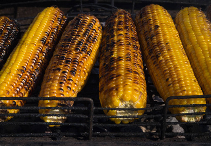 甜玉米是烤在烧烤煤。特写