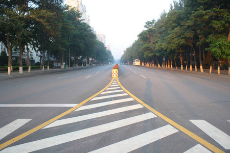 人行斑马线图片