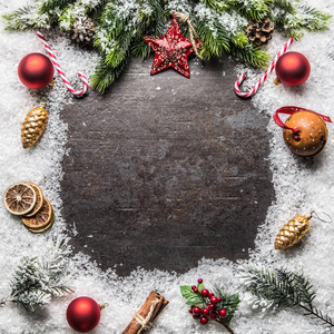 圣诞明星云杉枝球叮当作响，铃铛和装饰在雪地上。 免费的文本空间。