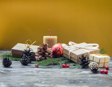 节日圣诞节背景顶部视图与木表纹理在黄金黄色