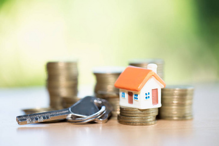 房子钥匙和迷你房子房地产投资省钱与叠币业务增长投资和金融抵押概念。