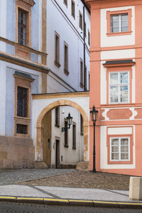 五颜六色的房子和一个拱门在城市城堡广场的老地方，赫拉德坎斯克命名。 布拉格捷克共和国。