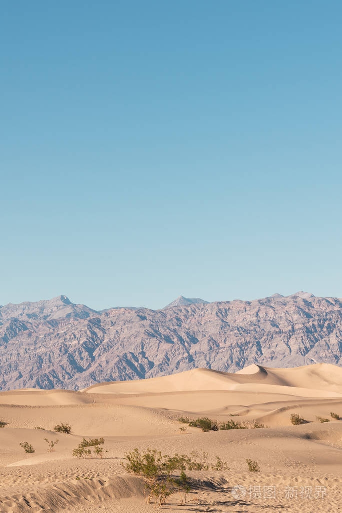 蓝天背景下加州山色死亡山谷美景
