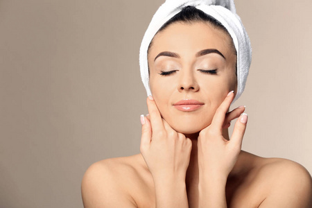 美丽的年轻女性,皮肤丝滑,经过水疗后,颜色背景照片