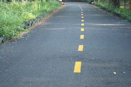 关闭空沥青道路