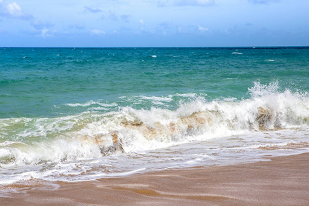 蓝天下波浪海水景