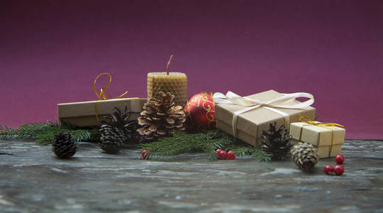 节日圣诞节深红色背景顶部视图与木质表纹理