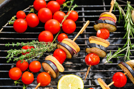 烤肉串上的蔬菜串照片