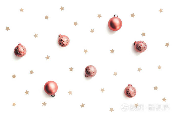 白色背景上有粉红色圣诞球的图案。 复制空间。