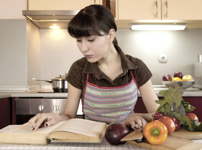 厨房里的女人正在读食谱