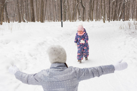 家庭, 儿童和自然概念母亲与女儿有乐趣在冬季公园