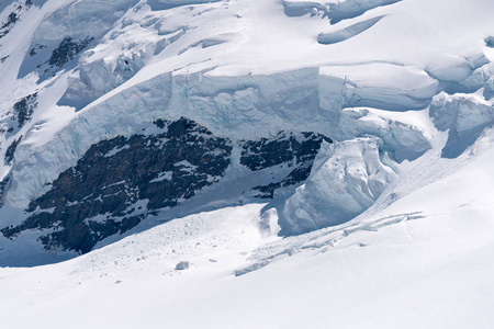 瑞士伯尔尼阿尔斯有四千米高的山峰，壮观的Aletsch冰川景色