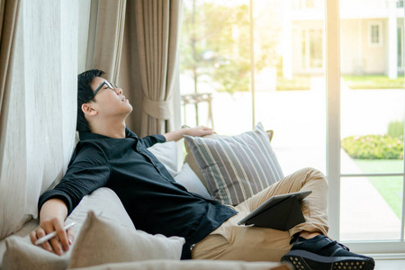 在家休息一下.舒适放松的生活方式照片