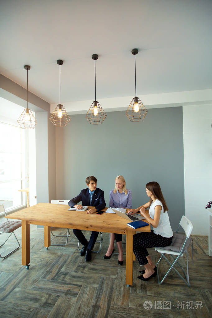 年轻企业家在办公室讨论生意