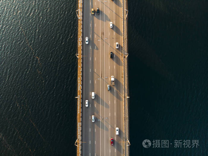 城市车辆交通,城市交通,大河流沥青公路,高速公路混凝土桥梁无人机的
