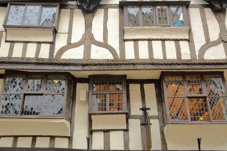 在英国约克郡约克郡的老城区，镶有镶边框和中世纪的房屋立面