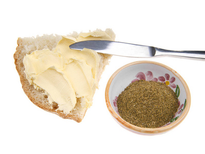 面包切片，黄油和香料分离在白色
