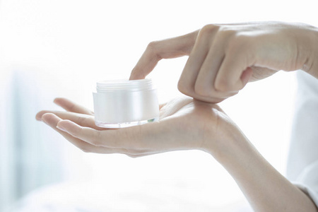 女性手中的保湿霜.照片