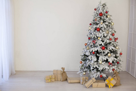 圣诞节装饰白色的圣诞树与礼物