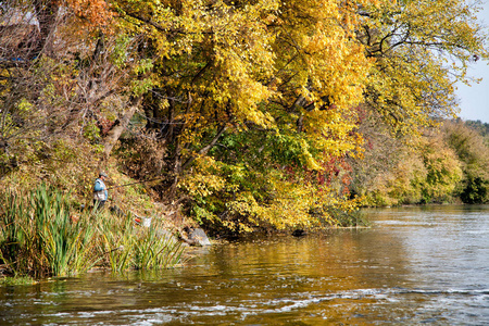 秋天，人们在河里钓鱼