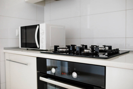 现代厨房内部用电和微波炉
