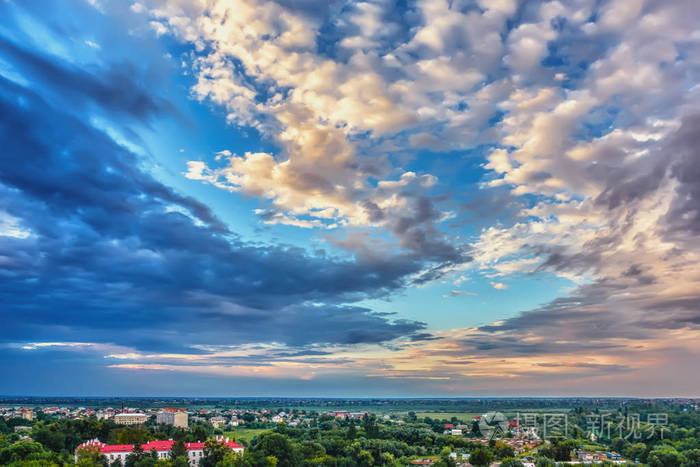 日落时天空中有云笼罩着傍晚的城市