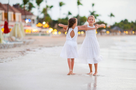 孩子们在热带海滩跳舞和玩得开心