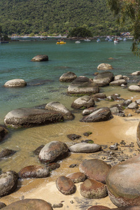 美丽的热带海滩景观，绿色的水，郁郁葱葱的森林和岩石在伊哈格兰德科斯塔维德南里约热内卢巴西