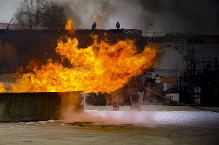 巨灾事故灾难汽油汽油燃料精汽油爆炸工业室外集约柜火灾.消防员灭火.
