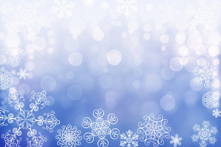圣诞节抽象模糊冬季降雪，蓝色，紫色，水平，背景与独特的雪花。 模糊的美丽闪亮的灯光。 圣诞节和新年假期背景。 文本空间。