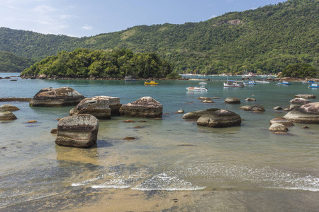 美丽的热带海滩景观，绿色的水，郁郁葱葱的森林岩石和蓝天，在里约热内卢南部，巴西