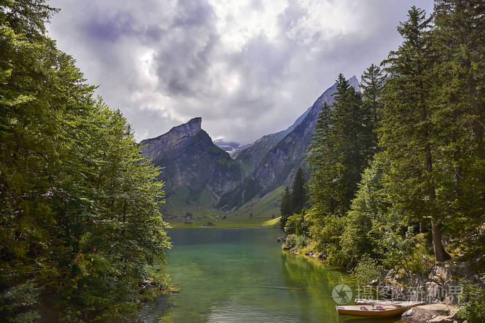 令人叹为观止的Sealpse湖和Alpstein Massif景色。