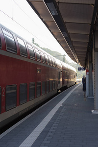 8月夏季上午，德国南部的火车列车和标志