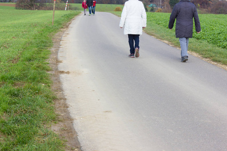 11月秋天的下午，在慕尼黑和斯图加特附近的德国南部农村骑自行车或步行