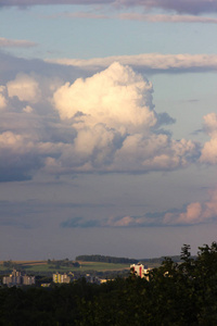 在九月的傍晚，你可以看到在斯图加特市附近的德国南部农村的村庄和遥远的风电建设，美丽的季节性和五颜六色的云彩
