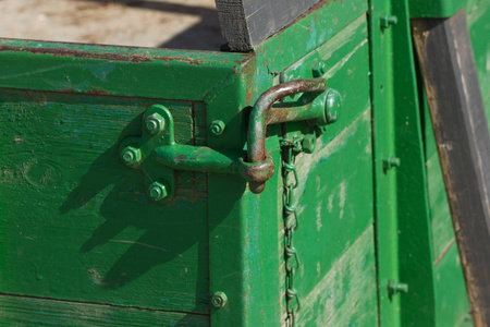 红色和绿色的旧拖拉机，详细说明电机发动机和工具