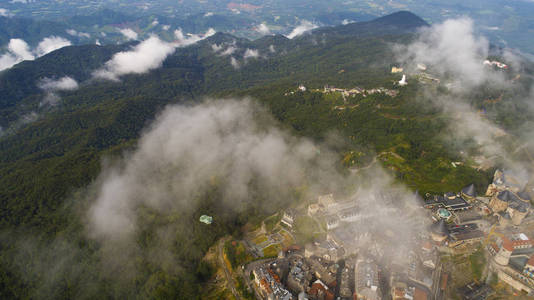 公园在越南的山上，在丹南市。 巴纳山公园