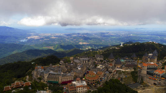 公园在越南的山上，在丹南市。 巴纳山公园