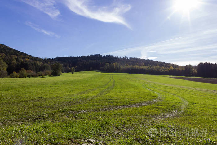 德国南部农村地区拖拉机生产液体肥料后的绿色草坪